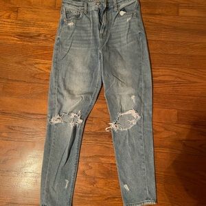 AMERICAN EAGLE RIPPED MOM JEANS